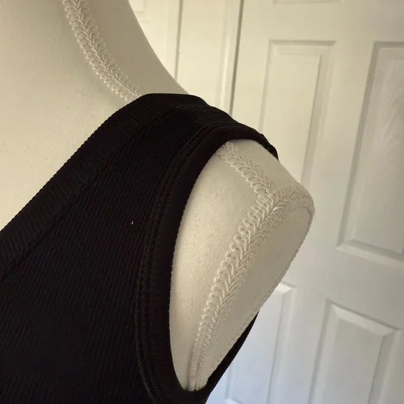 Black Ribbed V-Neck Cropped Tank Top Size S Basic Fitted Stretch - Picture 3 of 4